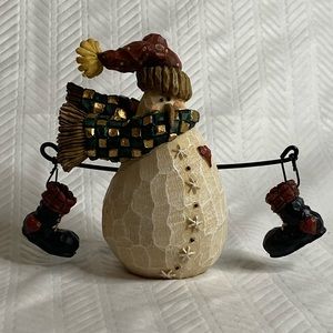 Boyd’s Carvers Choice Burt Jr bundle up.